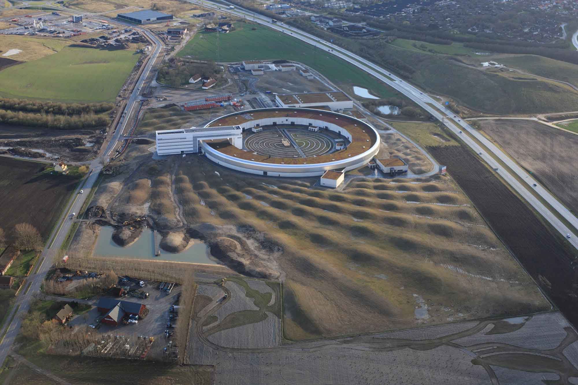 The topographic form was designed using an intersecting series of geometric projections that extend as tangents from the outer ring of the main laboratory building.